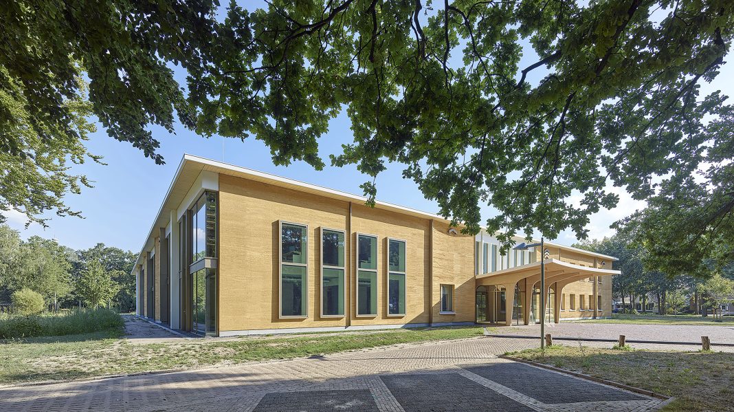 In de categorie Stimulerende Omgevingen is het Huis van de gemeente Voorst in Twello één van de genomineerden. Opvallend is de 38 centimeter dikke gevel die is opgetrokken uit kalkhennephout, met een rc waarde van 5,7 m2 K/W en een totale CO2-opslag van 195 ton. (foto: Joep Jacobs)