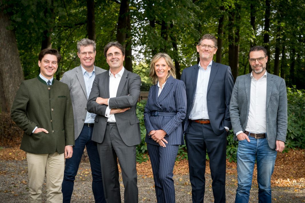 Op de foto het bestuur van PEFC Nederland, van links naar rechts: Carl Moll (Landgoed Weldam), Cris Mul, Maarten Willemen (AVIH), Anne-Phia Maris (Foresco), Jack Weener (BAM Nederland), Nick Nijman (TABS Holland).