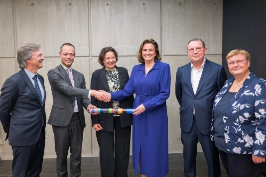 vlnr: Arno Visser (BNL), Bob Demoet (GCVB), Riek Siertsema (AFNL), Karien van Gennip (Minister), Sieto de Leeuw (ABU), Brigitte van der Burg (NBBU).