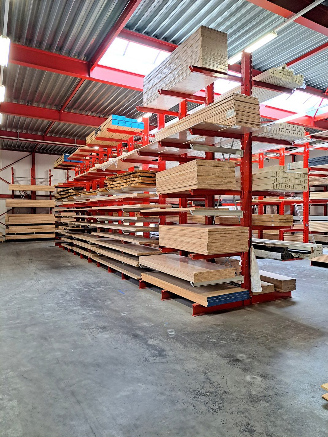 De draagarmstellingen met klantspecifieke kleuren voor Houthandel van Deuveren.