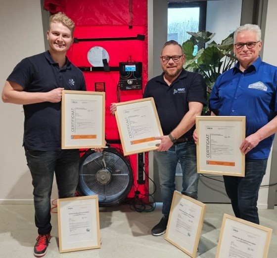 De eerste onafhankelijke technici met hun certificaten.