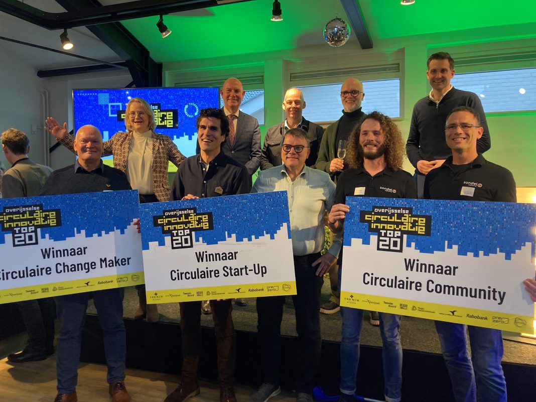 De winnaars met vierde van rechts op de voorste rij: Victor de Beus van Bouwbedrijf Tala.