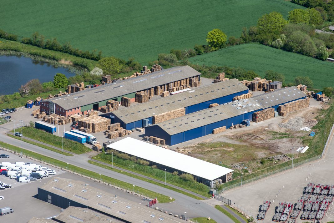 Luchtfoto van de vestiging in Vamdrup, waar voornamelijk wordt gewerkt aan het herstel van pallets.