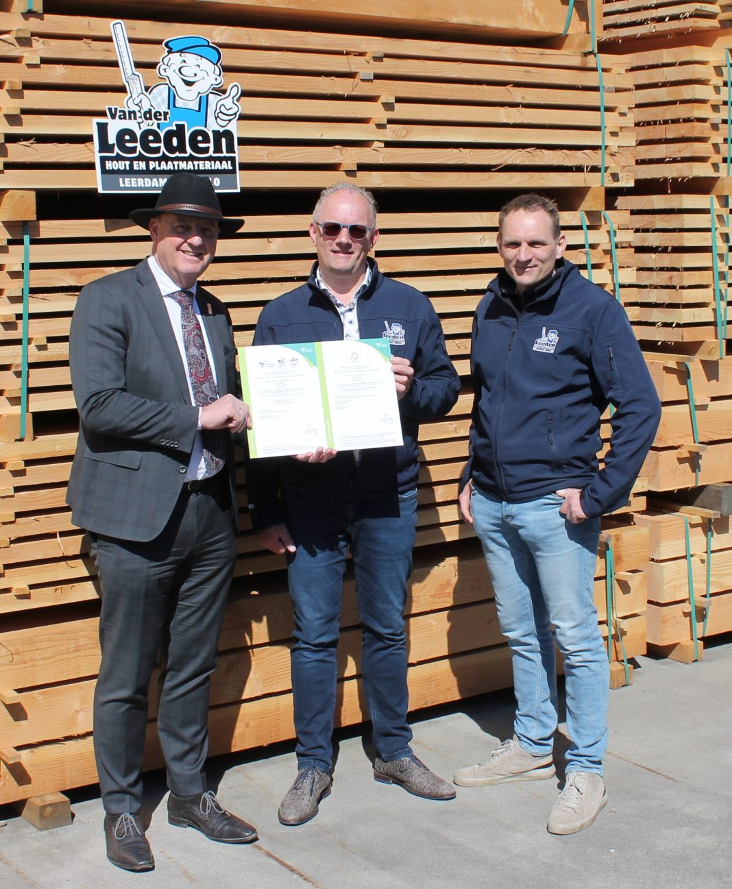 Wethouder Ton van Maanen van de gemeente Vijfheerenlanden overhandigde maandag 29 april FSC- en PEFC-certificaten aan Waldo en Alexander van der Leeden, de directeuren van Hout- en Plaatmaterialenhandel van der Leeden BV.