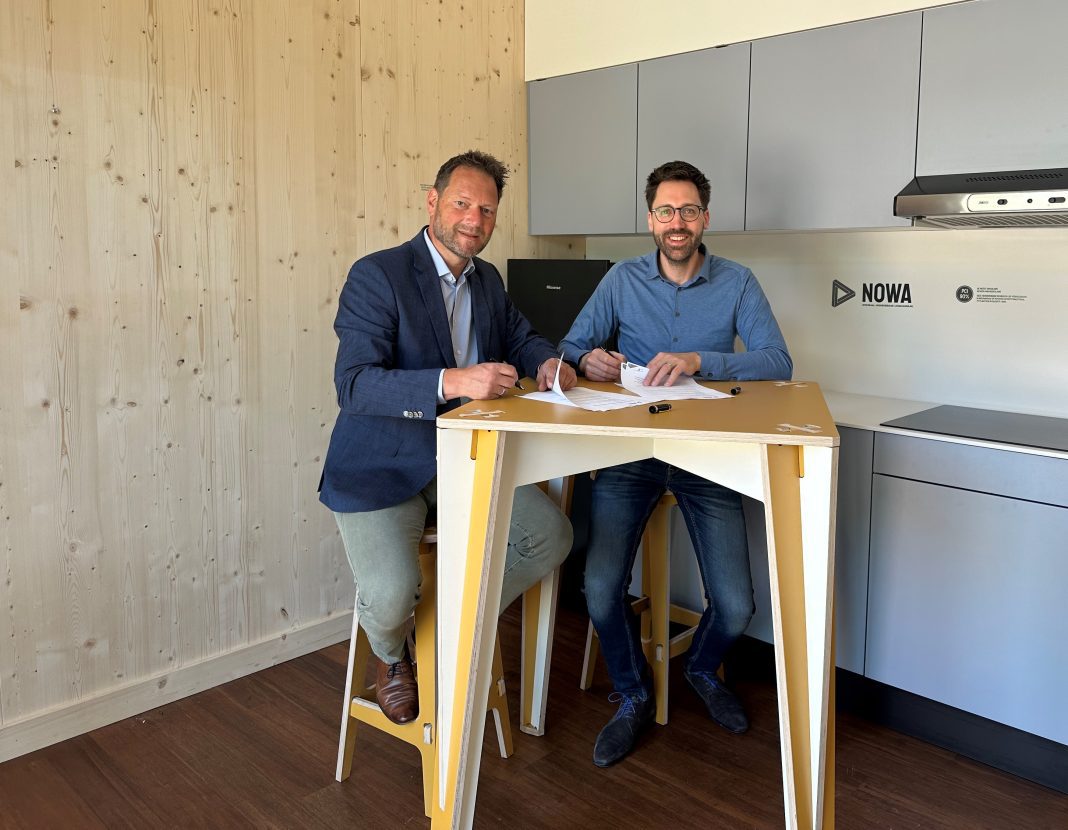 Ron van den Berg (links) en Tim Kaizer ondertekenden op 13 mei de samenwerkingsovereenkomst tussen DKG en NoWa Kitchen.