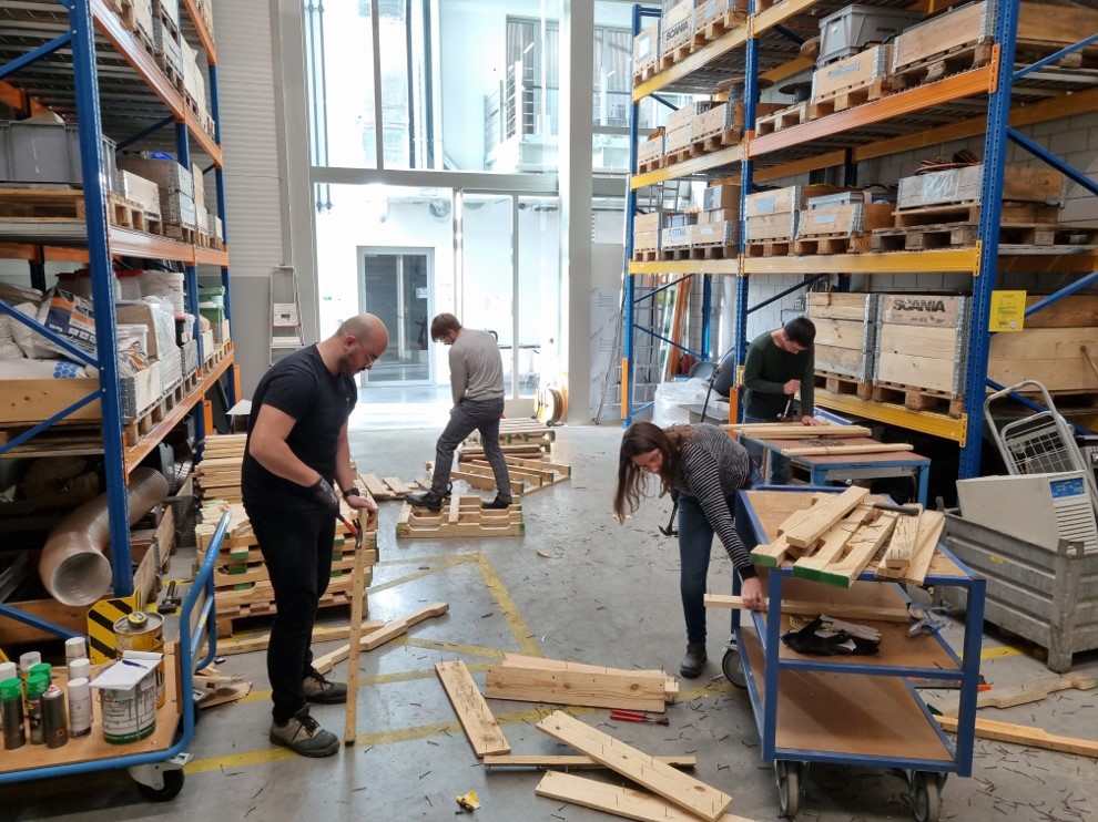 De kruislings verlijmde houten platen, C-CLT, bestaan uit afgedankte pallets en sloophout.