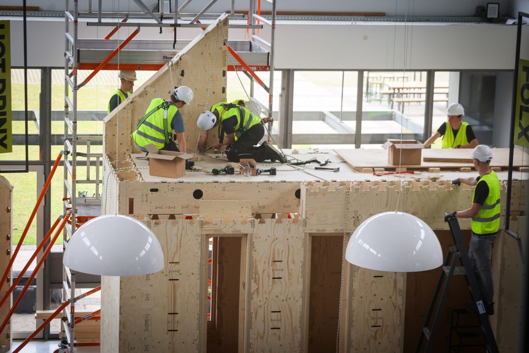 Samen met zeventien derdejaars Avans-studenten onderzoekt Hendriks de kansen van de nieuwste versie van WikiHouse voor de Nederlandse bouwmarkt.