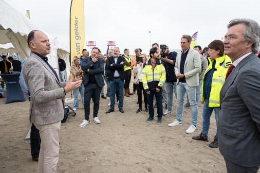 De opening van de Dag van de Bouw vond dit jaar plaats op de bouwplaats in de Zuidplaspolder bij Zevenhuizen. (Foto: Dick de Jager)