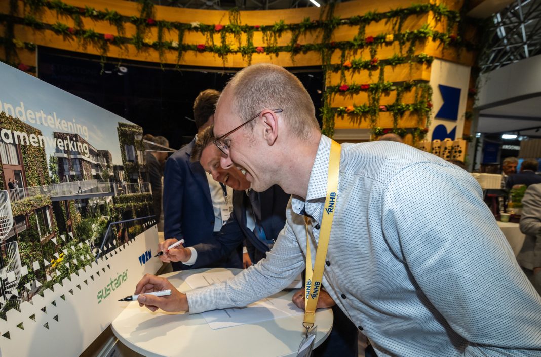Hans Meurs (VORM) en Gert van Vugt (Sustainer) tekenen de samenwerkingsovereenkomst op Provada.