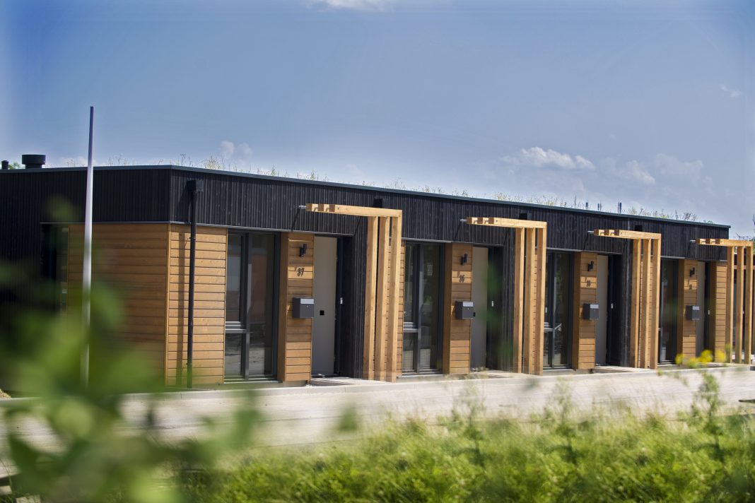 De compacte maar ruimtelijke woningen van 46 vierkante meter en 5 meter breed zijn circulair en biobased.