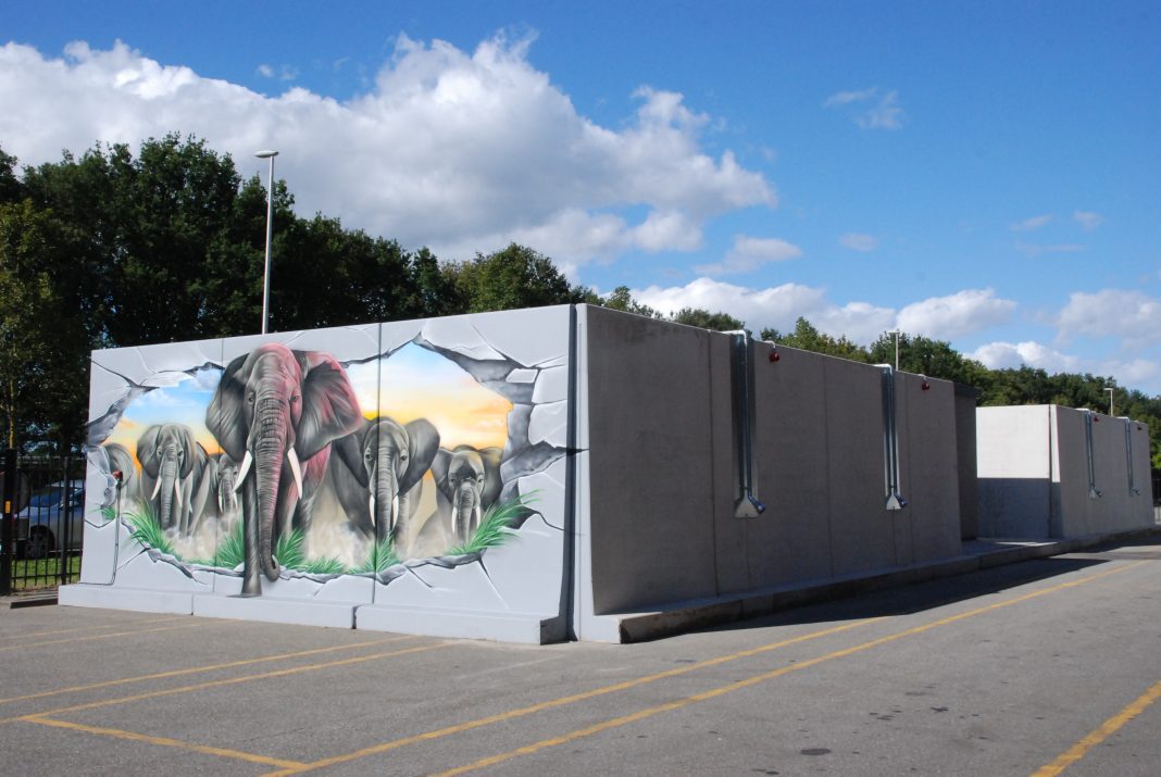 De vier batterijen op de locatie Gaasperwaard zijn voor de veiligheid voorzien van een betonnen omhulsel met daarop een olifant afgebeeld, het bedrijfslogo van Dekker Hout.