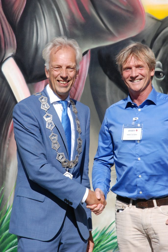 Sjors Fröhlich, burgemeester Vijfheerenlanden (l) en Robbert Jan Dekker, CEO van Koninklijke Dekker Hout namen de opening voor hun rekening.