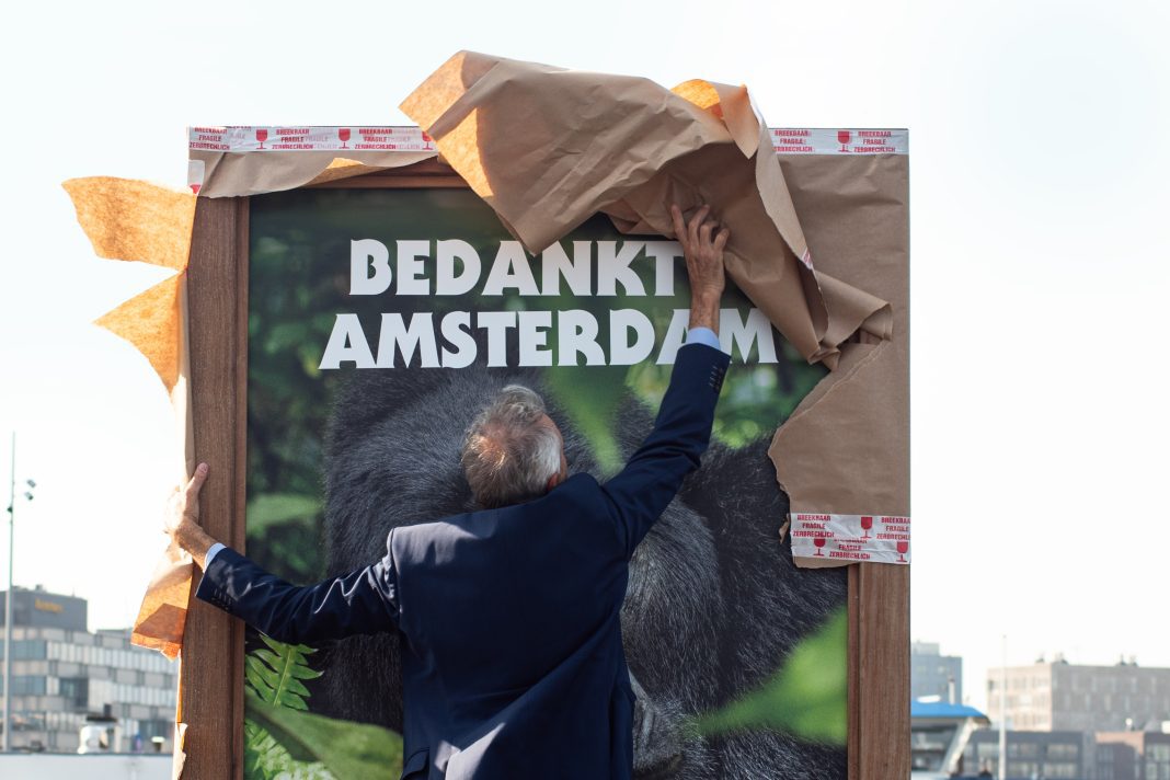 De Amsterdamse wethouder Dirk de Jager, onder andere verantwoordelijk voor de portefeuille duurzaamheid, onthulde namens de gemeente een 2-meter hoge abri gemaakt van FSC-gecertificeerd tropisch hout.