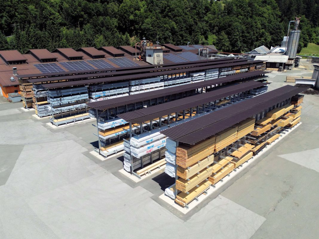 De stellingen met een staanderhoogte van 6.080 millimeter maken het mogelijk om de houtpakketten op vier niveaus op te slaan.