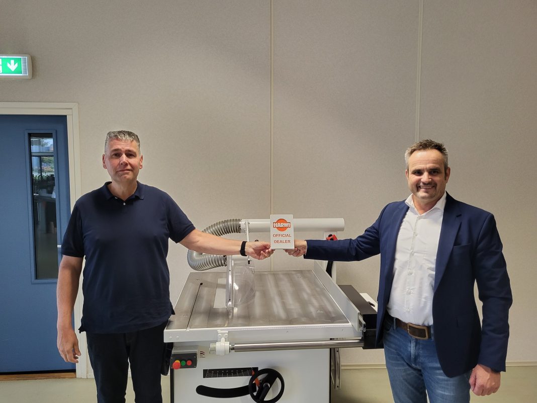 Productadviseurs van J.W. Vos Dirk van der Heijden (links) en Ed van der Pol zijn trots op de Award die zij van Harwi hebben ontvangen.