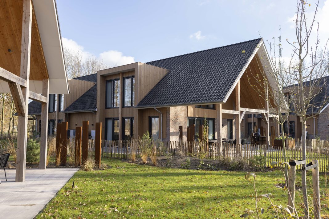 Het gebruikte thermo naaldhout is gemodificeerd hout, dat is opgestookt (gebakken) en langzaam afgekoeld. Hierdoor verdwijnt alle cellulose uit het hout, waardoor het duurzamer wordt.''