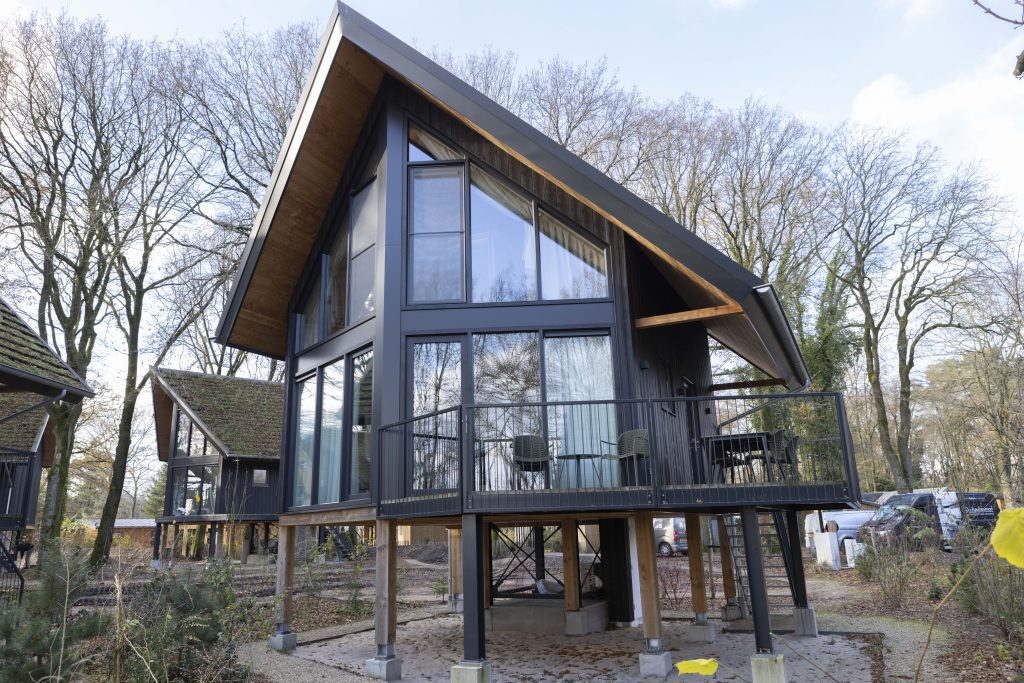 Veertig nieuwe vakantievilla's van Berkenrhode Resort Valley krijgen een duurzame gevelbekleding.