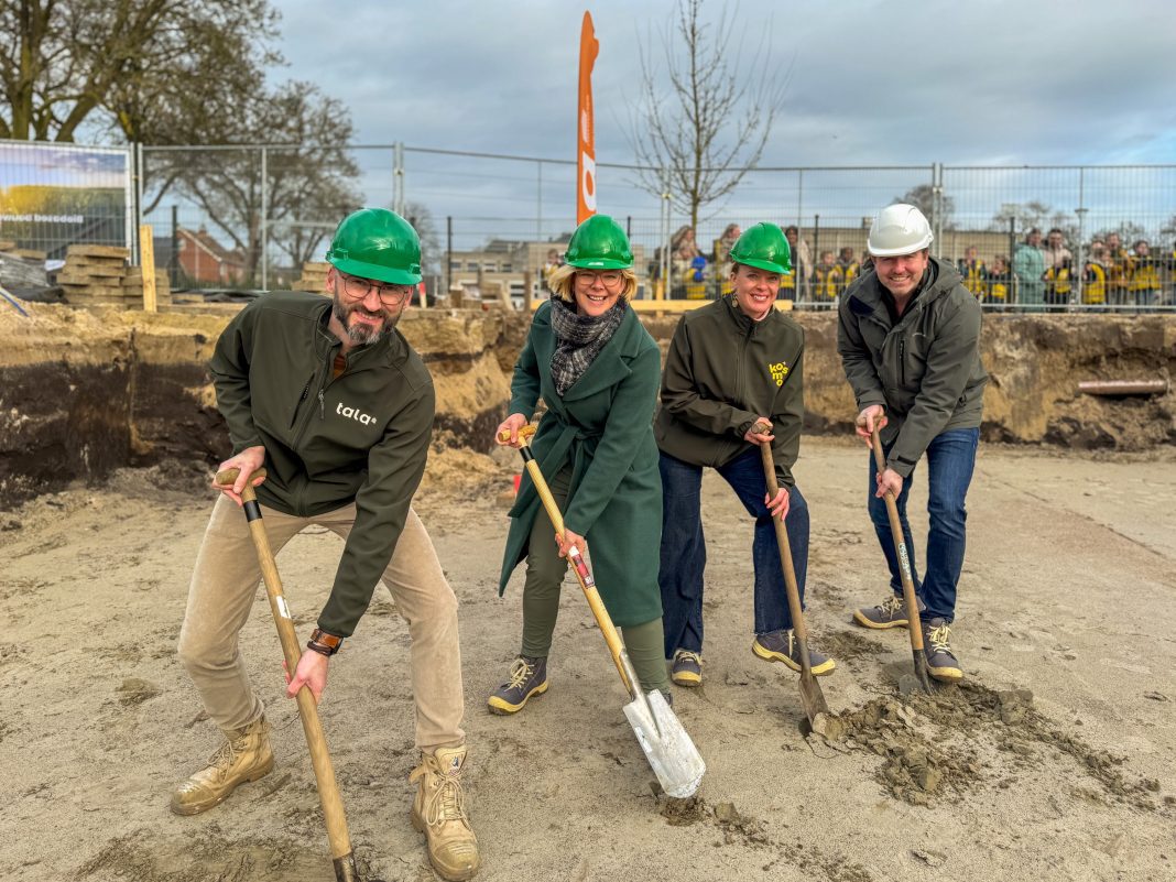 Op de foto’s van de symbolisch ‘eerste’ schop staan (v.l.n.r.) Tala projectleider Reinold Delhaas, Kosmo directeur Marieke Meijer, vestigingsmanager Kosmo Marijke Groot Wassink en algemeen directeur Kosmo Sebastiaan Dekkers.