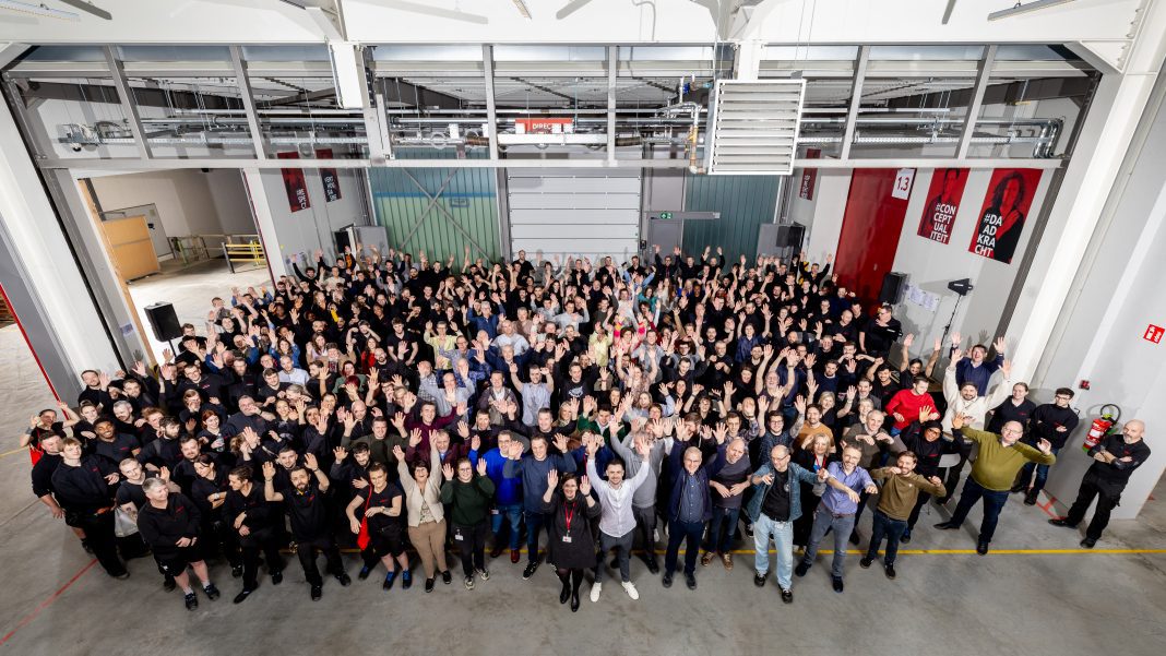 De directie benadrukt dat een groot deel van de prijs is toe te schrijven aan de betrokkenheid van de medewerkers van Van Hoecke.