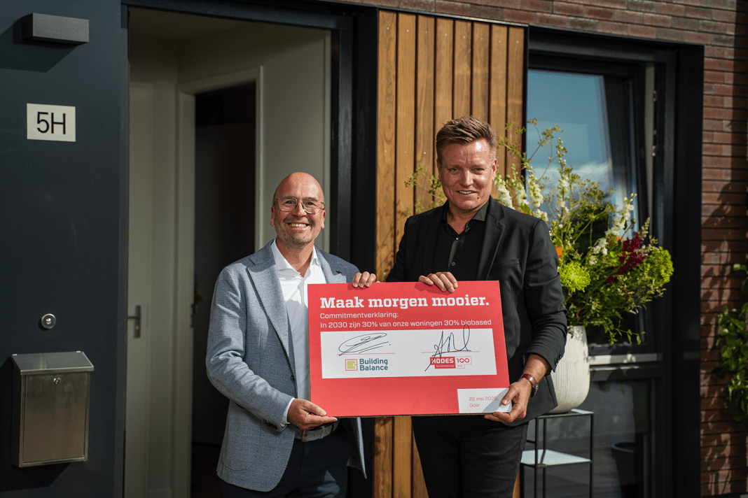 Directeur/ eigenaar van Hodes, Anthonie ter Harmsel, (l) en Jan-Willem van de Groep, programmaregisseur van Building Balance, ondertekenden de Commitmentverklaring voor de Toepassing van Biobased Bouwmaterialen (CTBB).