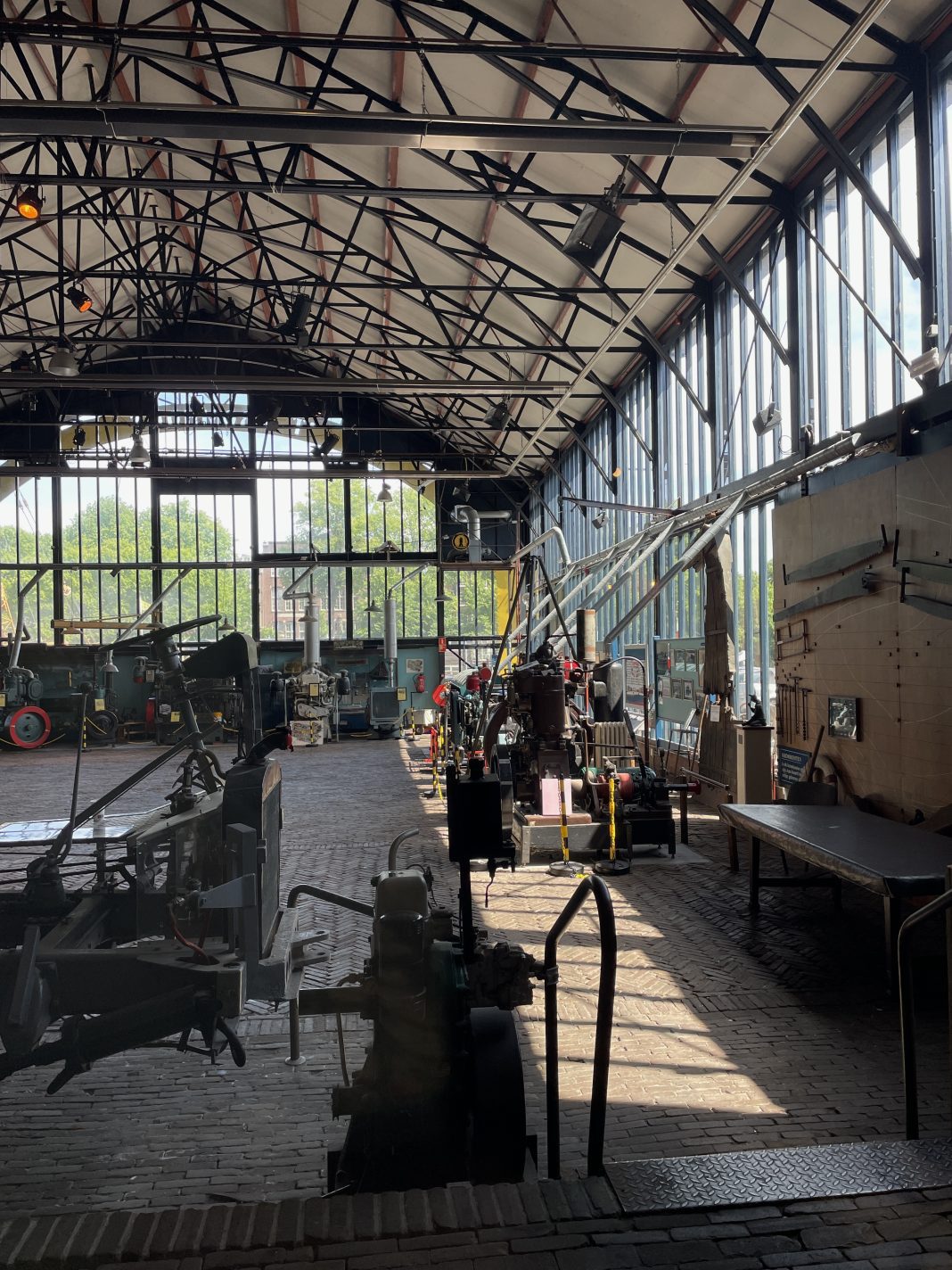 De designroute toont Amsterdamse ontwerpers, architecten, merken, labels, showrooms, galeries, musea en academies en andere vakgenoten. Museum 't Kromhout op de Hoogte Kadijk 147 in Amsterdam is echt een must-see.