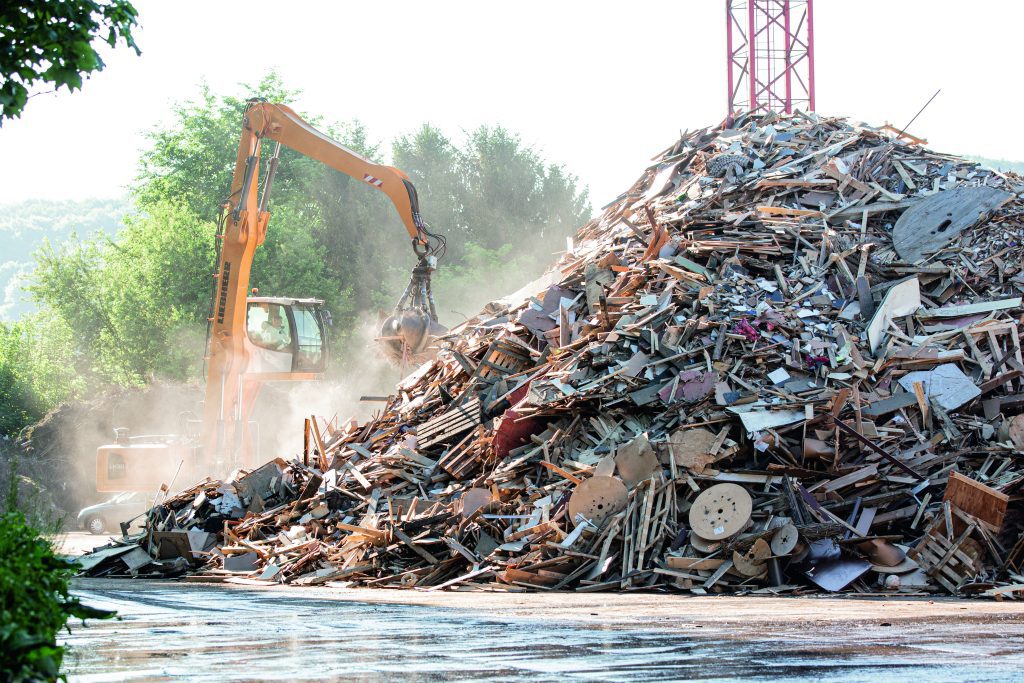 De Egger Group produceert producten met een focus op de circulaire economie en actieve klimaatbescherming. De groep opende dit boekjaar drie extra Timberpak-recyclinginzamelingslocaties.