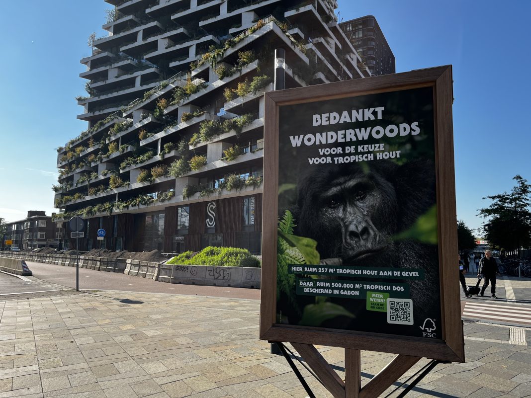 Afgelopen week zijn er twee 2-meter hoge abri’s van tropisch hout geplaatst bij Wonderwoods in Utrecht. (foto: FSC Nederland)