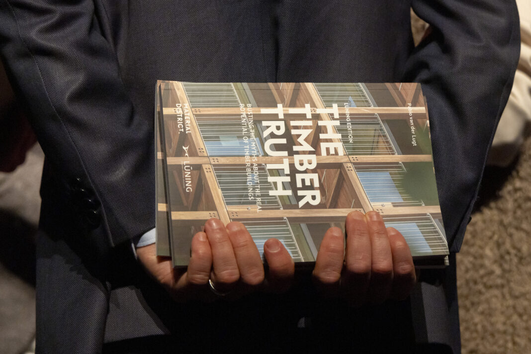 Omslag van The Timber Truth, waarop woongebouw SAWA in Rotterdam zichtbaar is.