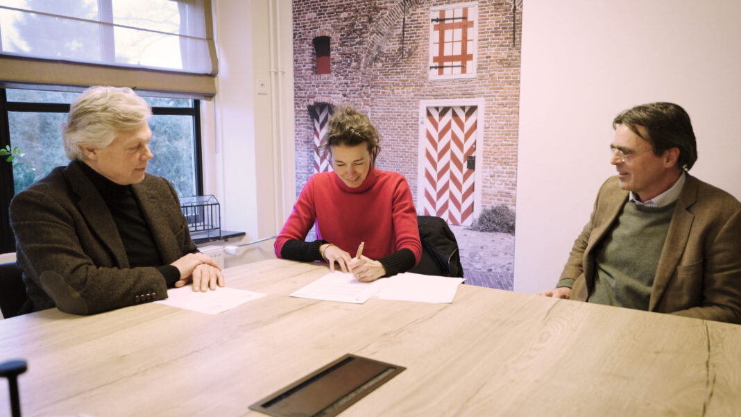 Van links naar rechts: SBNL voorzitter Roelof Hemmen, SBNL penningmeester Cécile Bloys van Treslong en PEFC-voorzitter Maarten Willemen.