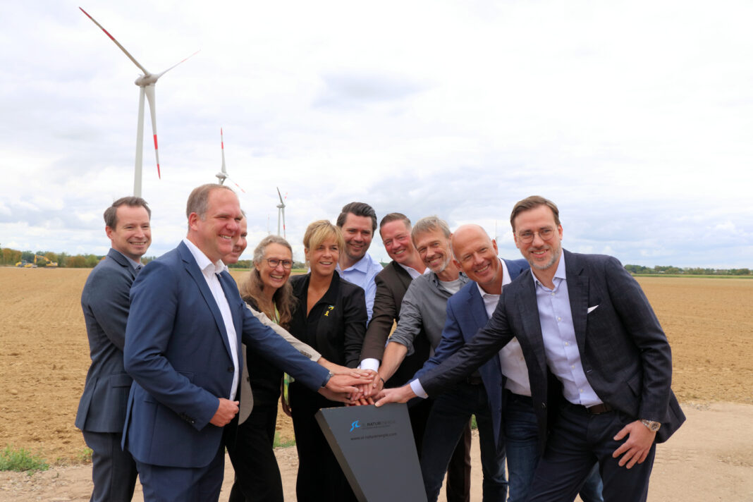 Betrokken partijen tonen trots de overeenkomst.