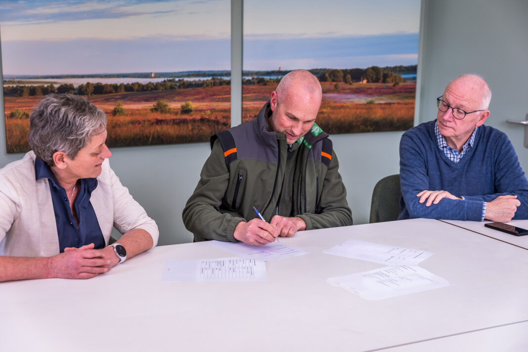 Irma Woudenberg-Hulleman (voorzitter Apeldoornse Vierdaagse ), Laurens Jansen, senior boswachter publiek Veluwe Midden SBBB) en Ferry Stolvoort (penningmeester Apeldoornse Vierdaagse) zetten hun handtekening onder de overeenkomst.