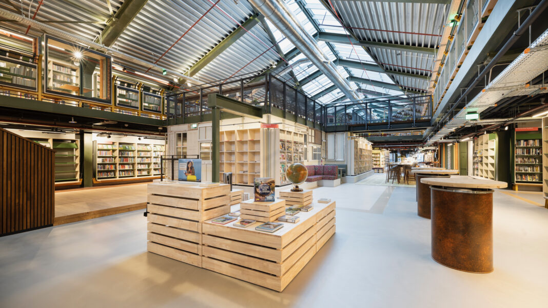 Het veelvuldig gebruik hout zorgt voor een warme uitstraling.