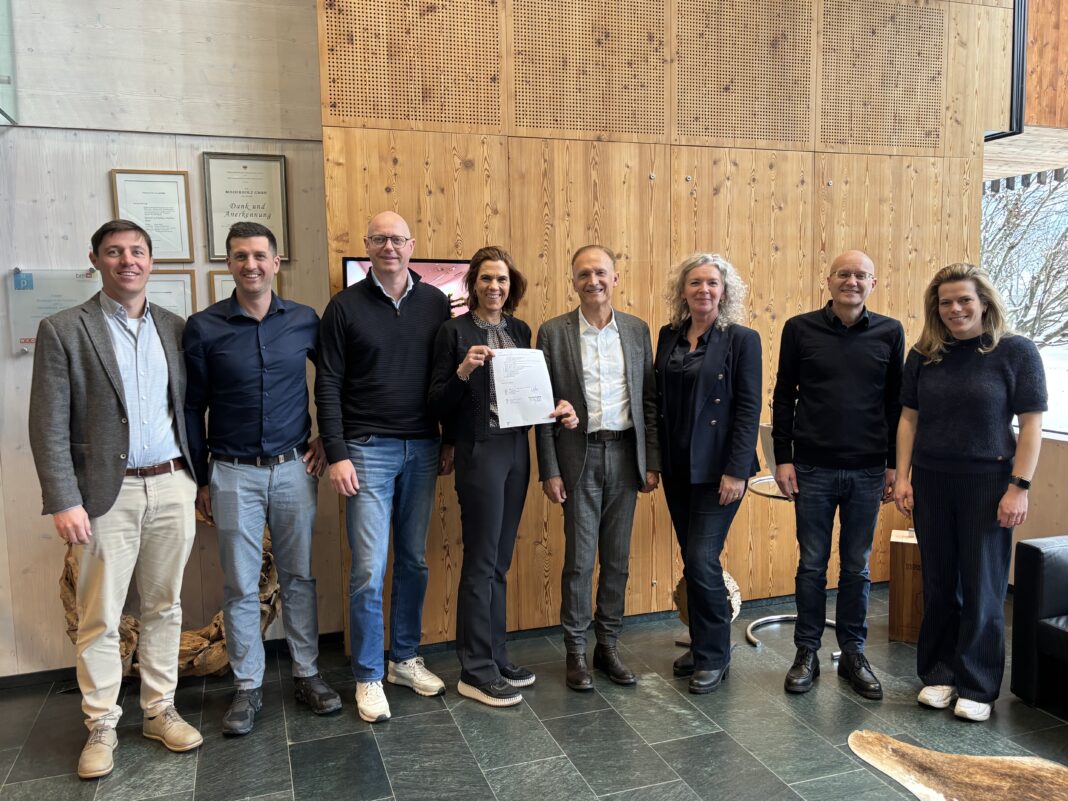 Onlangs werd de overeenkomst tussen BAM en Binderholz getekend.