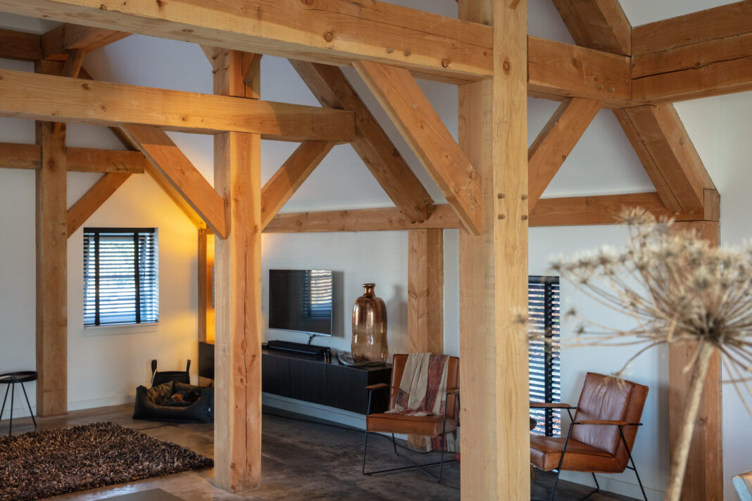 De eigenschappen van hout vragen grote zorgvuldigheid bij het ontwerpen en realiseren van constructief veilige houtconstructies.