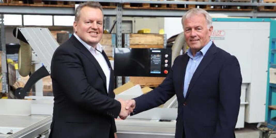 Met een handdruk bevestigen Robert Haas, directeur bij Striebig (l) en Martin-directeur Uwe Schiemann de overname. (foto: Striebig)