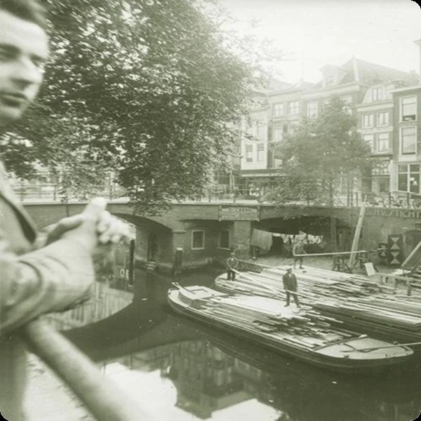 Een foto van de begintijd, waarin het hout nog met dekschuiten werd aangevoerd. (foto: Stiho)