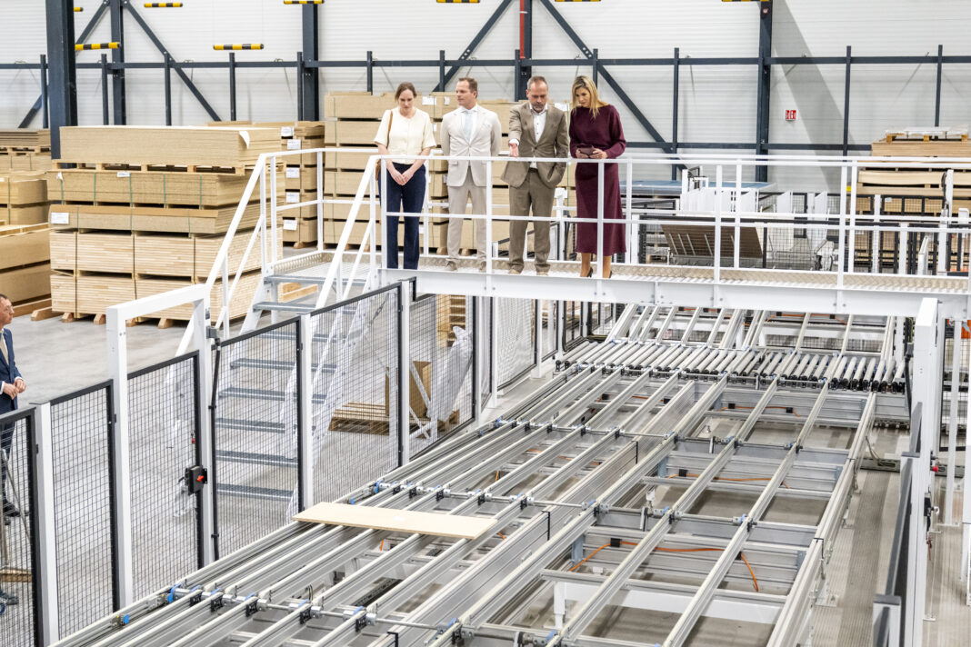 Koningin Máxima krijgt uitleg van Vepa-directeur Arnoud van Spijk.