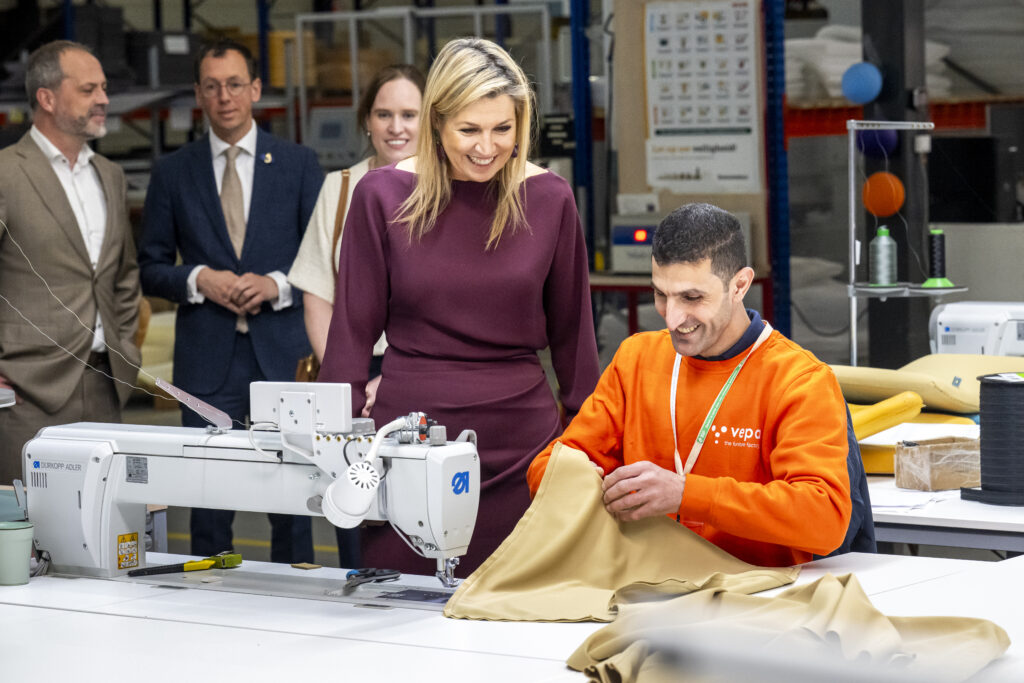 Koningin Máxima in gesprek met Mazen Alzayat. medewerker stoffeerderij. (foto’s: Marcel J. de Jong)