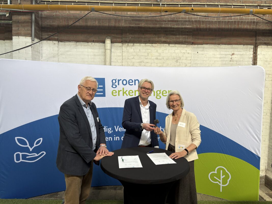 Foto van de ondertekening en de overhandiging van het bijbehorende cadeau met (vlnr): bestuurslid Stichting Groene Erkenningen Reinald van Ommeren, directeur examenadviesburo Tyco van den Born en bestuurslid Stichting Groene Erkenningen Ineke Mastenbroek.