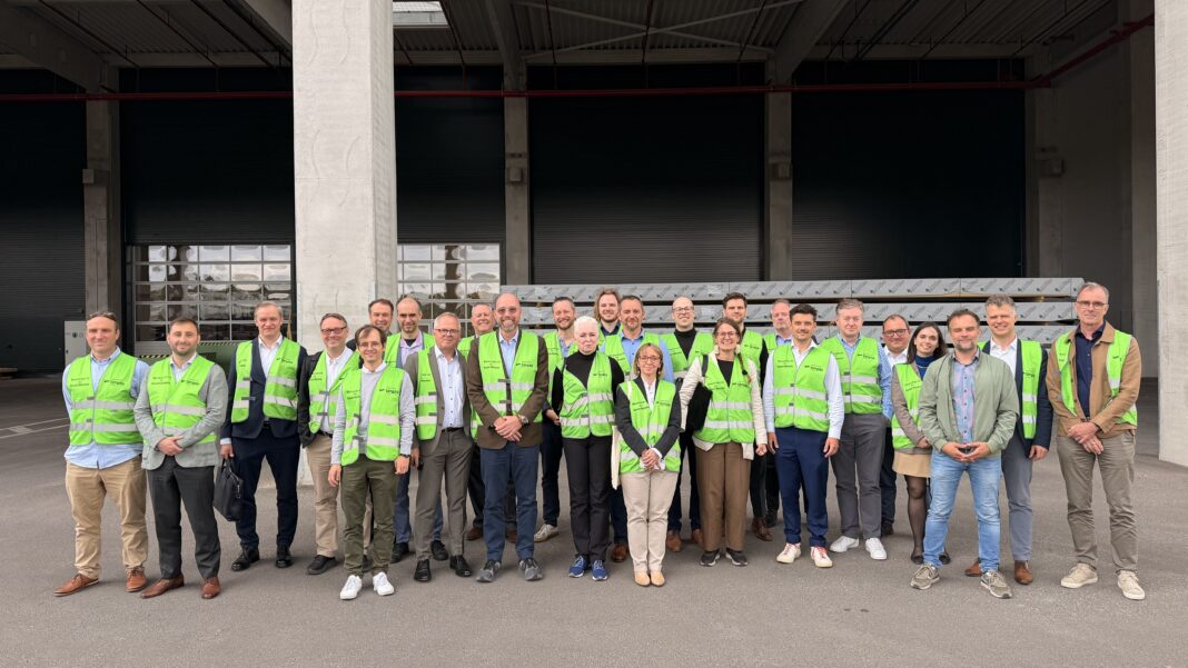 Een bezoek aan de modulaire houtfabriek van Timpla in Eberswalde liet zien hoe industriële houtbouw schaalbare en klimaatvriendelijke oplossingen kan bieden voor de groeiende vraag naar betaalbare woningen.