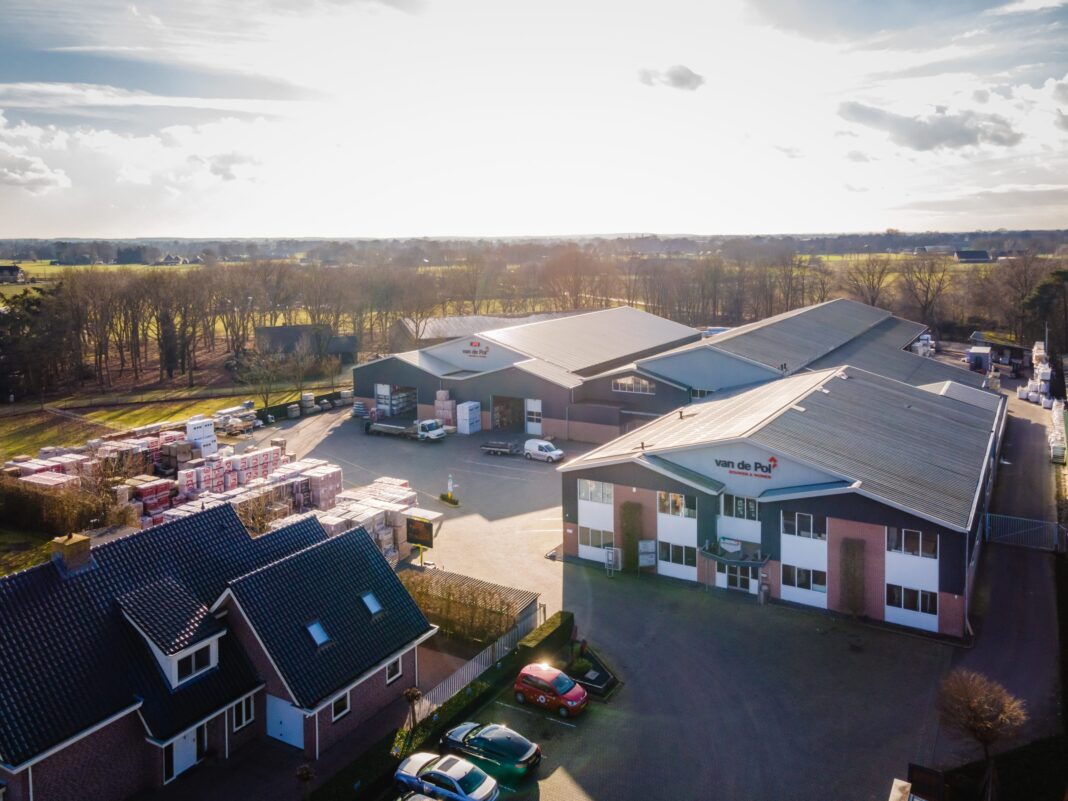 Het pand van Van de Pol Hout en Bouwmaterialen in Kootwijkerbroek. Het bedrijf blijft actief onder de eigen naam.