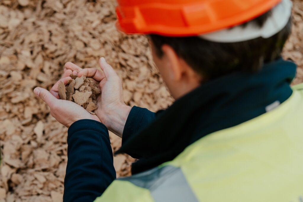 Stukken gebroken mdf, klaar om te recyclen. (foto’s: Unilin)