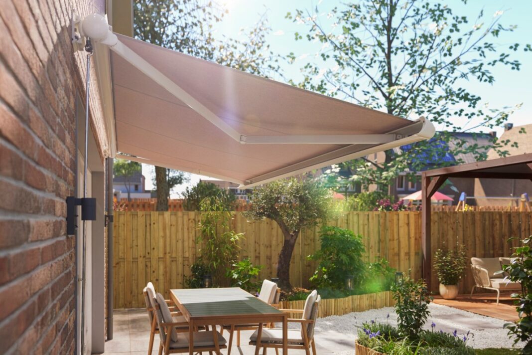 Buitenzonwering, zoals een zonnescherm, screen of rolluik, wordt wat minder gebruikt, terwijl dat de warmte al tegenhoudt vóórdat die de woning binnenkomt.