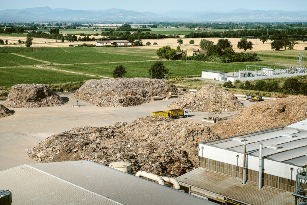De Italiaanse fabriek van Egger in Caorso gebruikt 100 procent gerecycled hout bij de productie van zijn spaanplaten. (foto’s Egger Holzwerkstoffe)