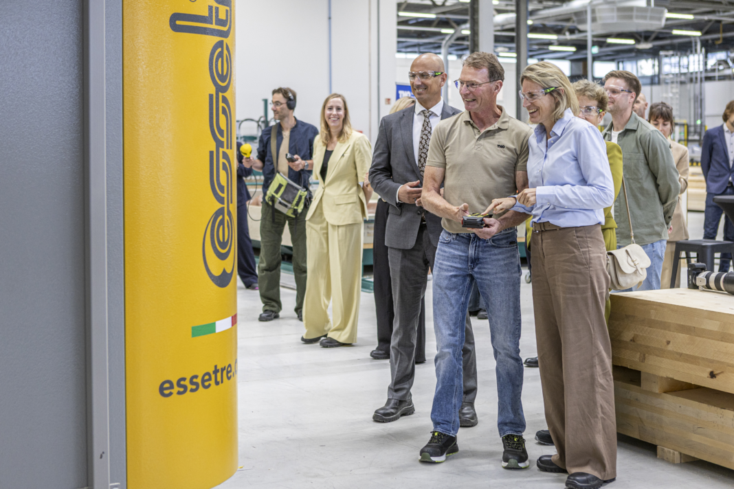 Minister Elanor Boekholt-O’Sullivan van Volkshuisvesting en Ruimtelijke Ordening, een medewerker van TNO en Tjark Tjin-A-Tsoi, voorzitter van de Raad van Bestuur van TNO verrichtten maandag 14 september de openingshandeling van BioBuilt.