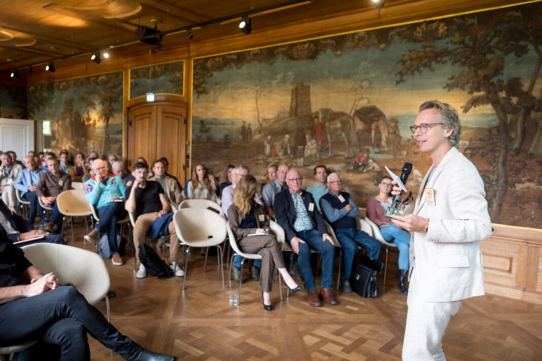 Onder leiding van dagvoorzitter Pablo van der Lugt bespreken experts hoe hout kan bijdragen aan een toekomstbestendige bouwsector. (foto: PEFC Nederland)