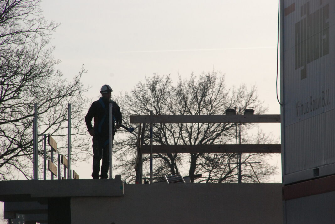 De bouw is één van de sectoren met grote arbeidstekorten.