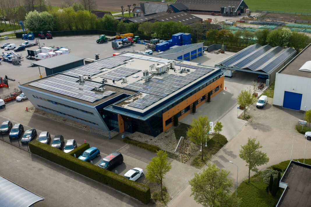Op de Smart Solar Energy Hub van Batenburg Installatietechniek is te zien om bedrijven slim om kunnen gaan met de beschikbare energie.