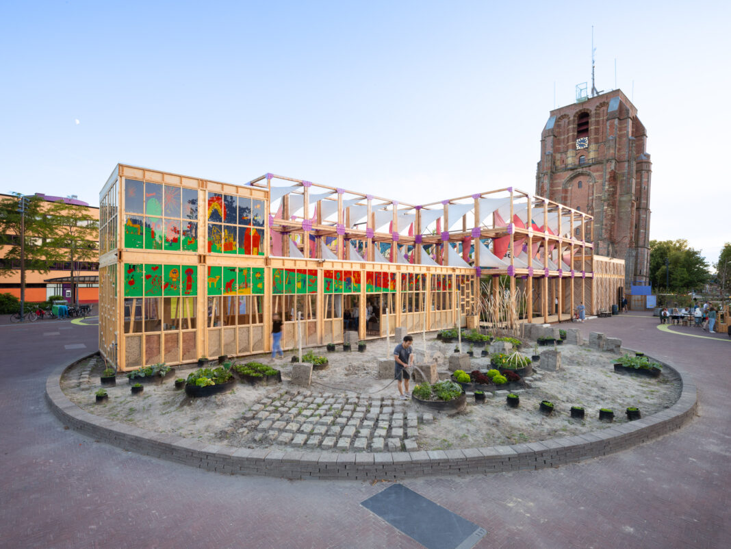 Het tijdelijke mienskipshûs, Bouwurk, is gebouwd met zo veel mogelijk (vaak afgedankte) materialen uit de provincie. Zo is de vloer gemaakt van gerepareerde pallets. (foto: Jorn van Eck)