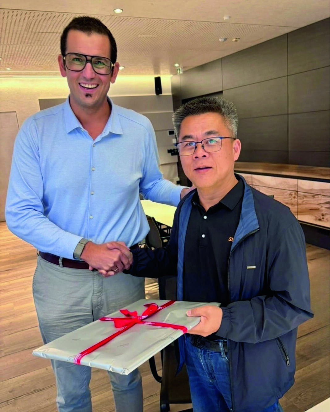 Michael Egger jr. en Wilson Chu vertegenwoordigen het strategische partnerschap tussen Egger en Sinowolf, dat tot doel heeft nieuwe kansen voor gezamenlijke groei te creëren.